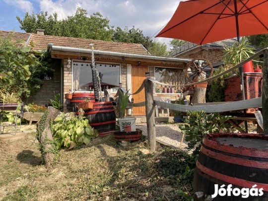 Eladó lakhatásra alkalmas zártkerti ingatlan Tabon, gyönyörű