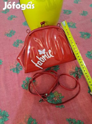 Eladó lakk, piros kis táska