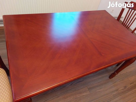 Eladó magasfényű megkímélt állapotú étkezőasztal + 6db szék!