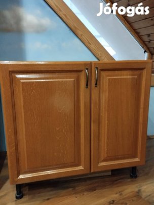 Eladó masszív jó minőségű szekrény tömörfa ajtófronttal