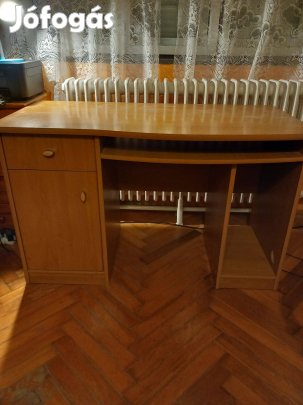 Eladó megkímélt fenyő íróasztal