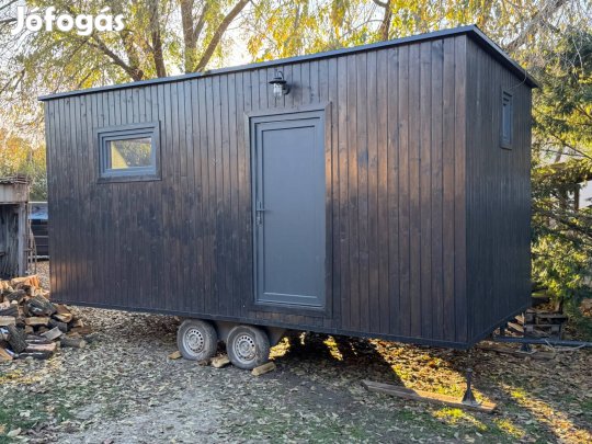 Eladó mobilház, 6x2,6m faház, vontatható
