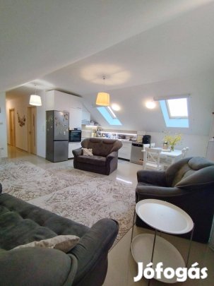 Eladó modern, alacsony rezsijű tetőtéri lakás Hajdúszoboszlón, az Euró