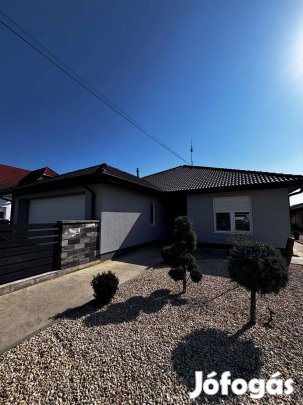 Eladó modern családi ház Röszkén parkosított kerttel és külön lakhat