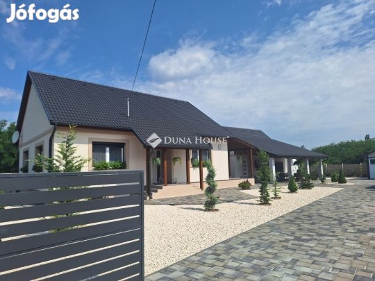 Eladó modern falusi otthon Kerekegyháza-Kunpusztán
