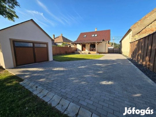 Eladó modern felújított családiház Bében