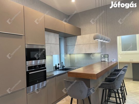 Eladó modern stílusban felújított  házrész ,Debrecen belvárosában .