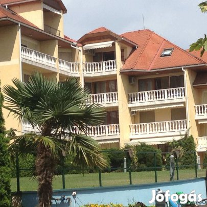 Eladó modern téglalakás medencével, szaunával, jakuzzival