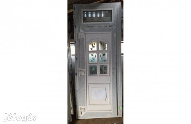 Eladó műanyag bejárati ajtó