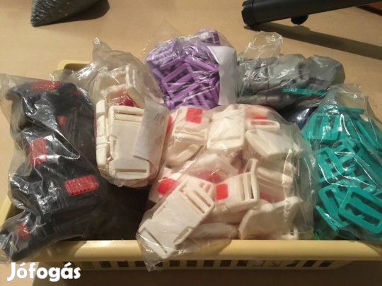 Eladó műanyag ruházati kellék ,Tuk zár kertésznadrágra,övre,zsinórvég