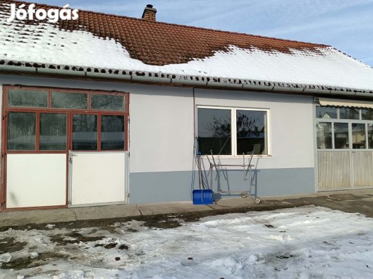 Eladó műhely, Taszár