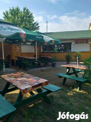 Eladó működő, nagy alapterületű büfé Jászszentandrás strandján  teras