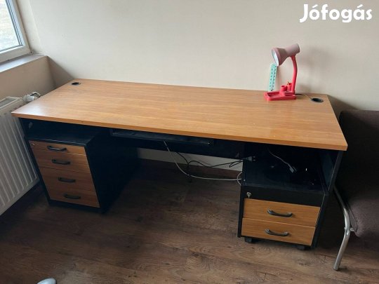 Eladó nagy irodai asztal zárható fiókkal