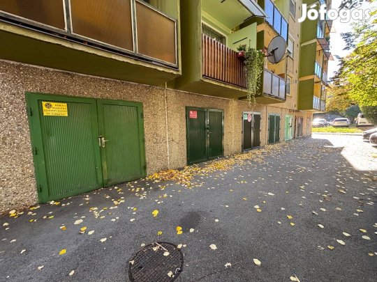 Eladó nagy méretű 18 nm-es garázs Esztergomban