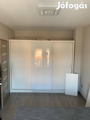 Eladó nagy méretű, tolóajtós gardróbszekrény fehér