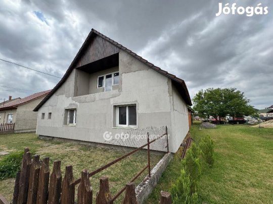 Eladó nagy tégla családi ház Forráskúton!