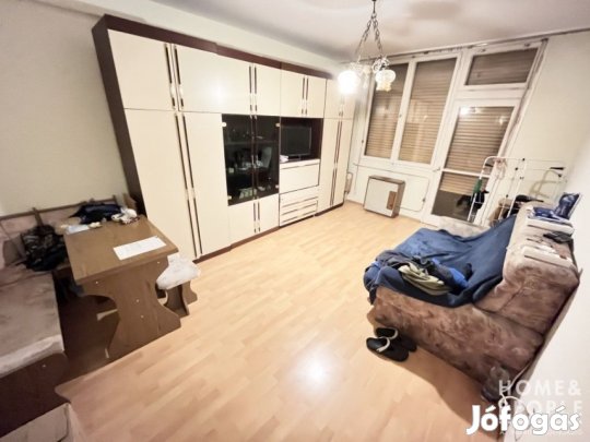 Eladó nagy tégla lakás Hódmezővásárhely-Kertvárosában!