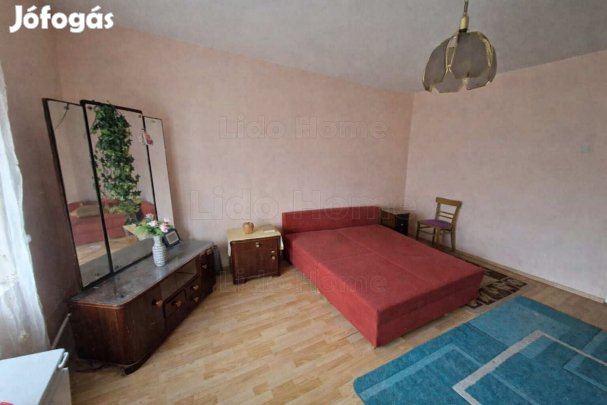 Eladó nagy telek felújítandó házzal Seregélyesen!