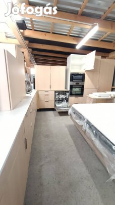 Eladó nagyméretű IKEA konyhabútor gépekkel
