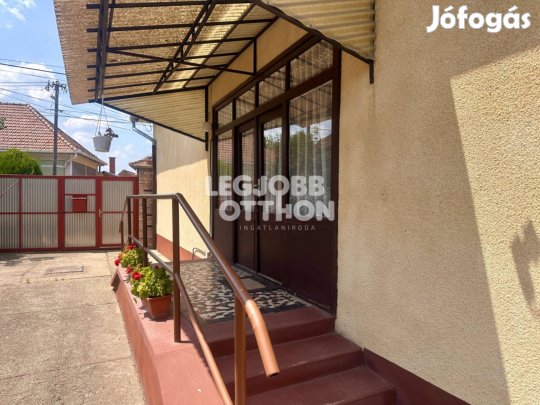 Eladó napelemrendszerrel felszerelt kétgenerációs családi ház Cegléden