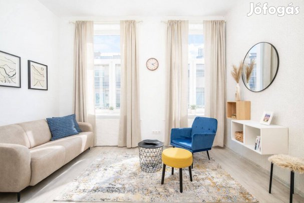 Eladó napfényes, felújított, csendes lakás a Westenddel szemben!