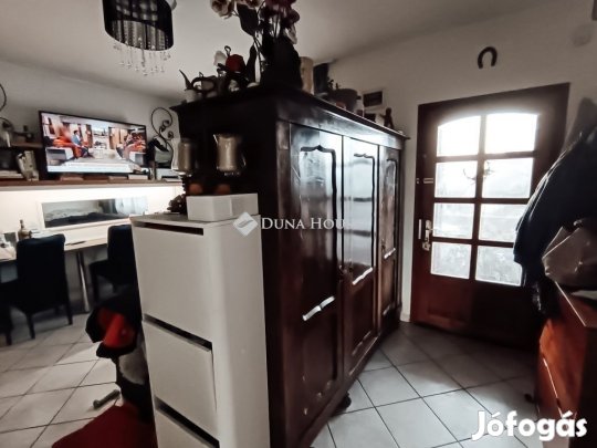 Eladó nappali+2 szobás, teraszos, klímás ház, Dány