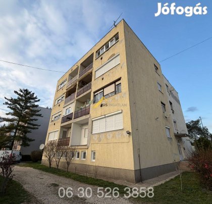 Eladó nappali + 2 szobás társasházi Lakás Garázzsal