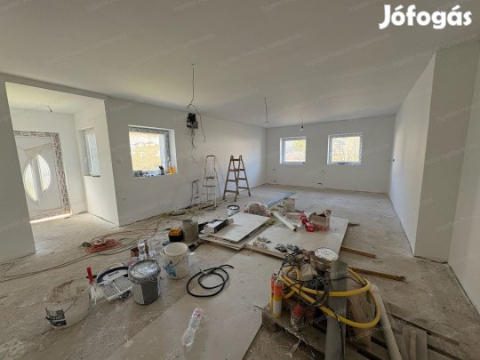 Eladó nappali + 3 szobás felújított családi ház Gógánfán!