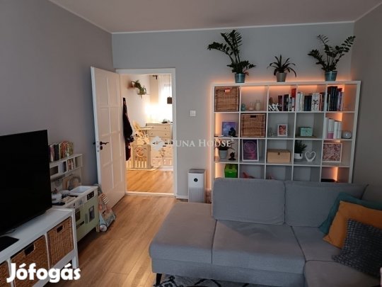 Eladó nappali + 3 szobás lakás a Kati cukrászda mögött!