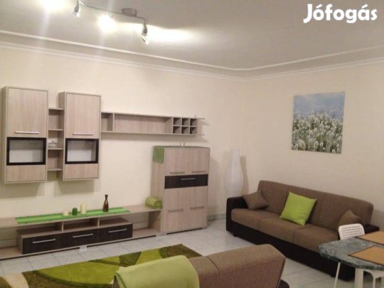 Eladó nappali szekrénysor dohányzó asztallal es nagy méretű szőnyeg