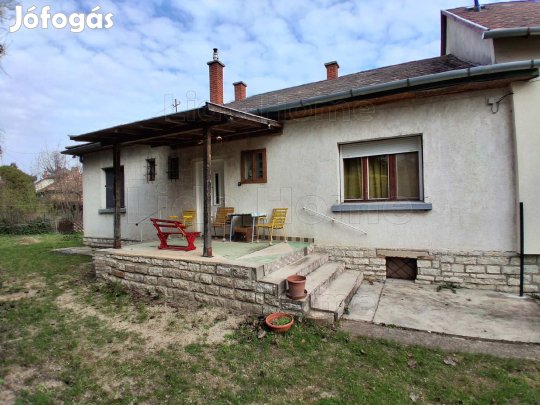 Eladó négyszobás családi ház Balatonfüreden, központi, mégis csendes