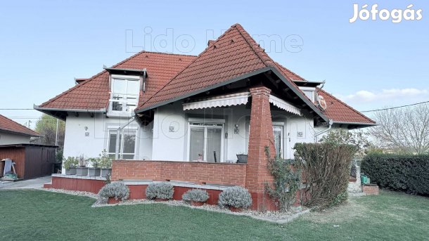 Eladó nívós CSALÁDI HÁZ Balatonszentgyörgyön.