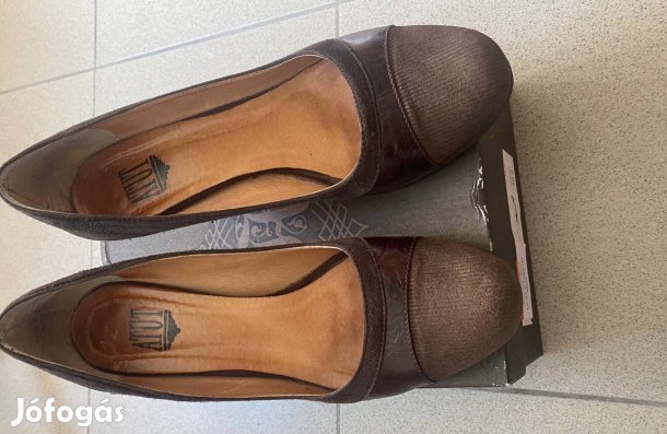 Eladó női, magassarkú bőrcipő, 40-es
