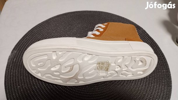 Eladó női divatos tornacipő 