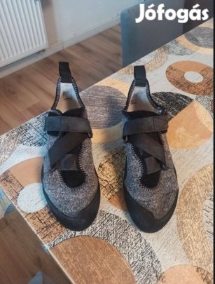 Eladó női mászócipő
