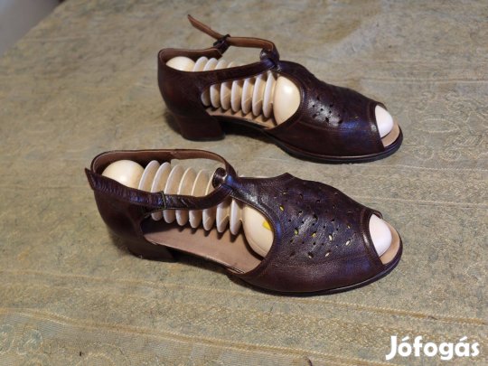 Eladó női szandál