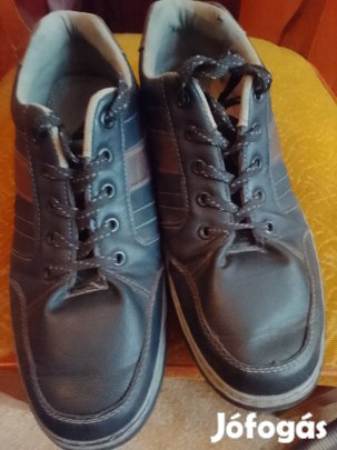 Eladó olcsón bőrcipő.