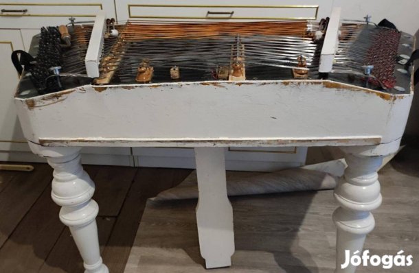 Eladó oldalt nyilalos kis bohák