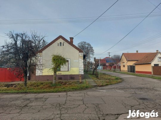 Eladó összközműves építési telek házzal