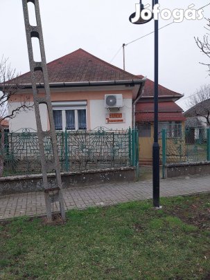 Eladó otthonos családi ház