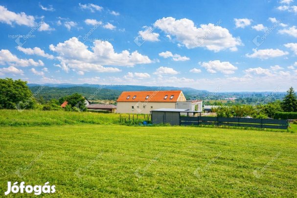 Eladó panarámás telek Cserszegtomajon