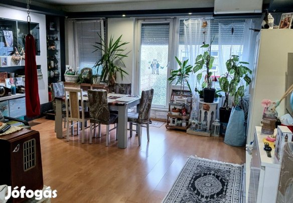 Eladó panel XVI.ker