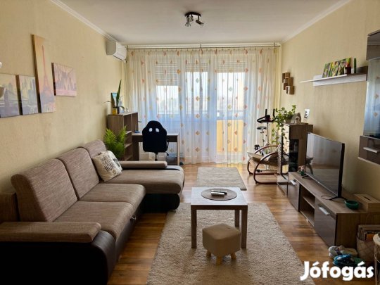 Eladó panel lakás - Dunaújváros