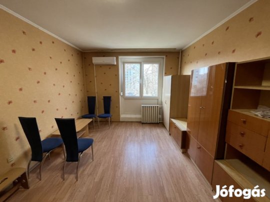Eladó panellakás Pécsen, a Nagy Imre úton