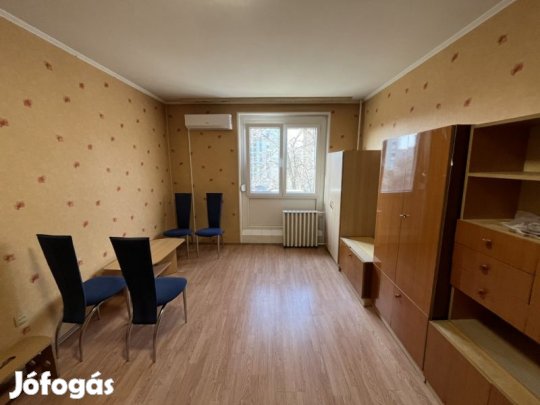 Eladó panellakás Pécsen, a Nagy Imre úton