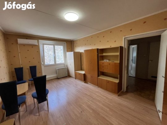 Eladó panellakás Pécsen, a Nagy Imre úton