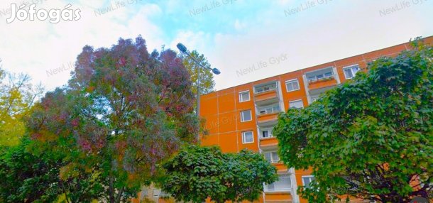 Eladó panellakás, Győr