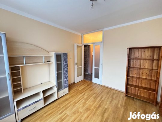 Eladó panellakás, Pécs