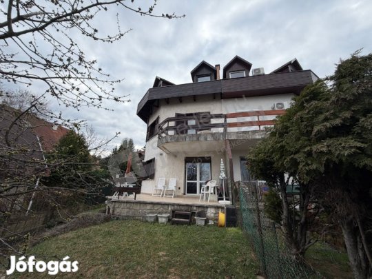 Eladó panorámás ikerházfél a III. kerületben, Remetehegyi úton