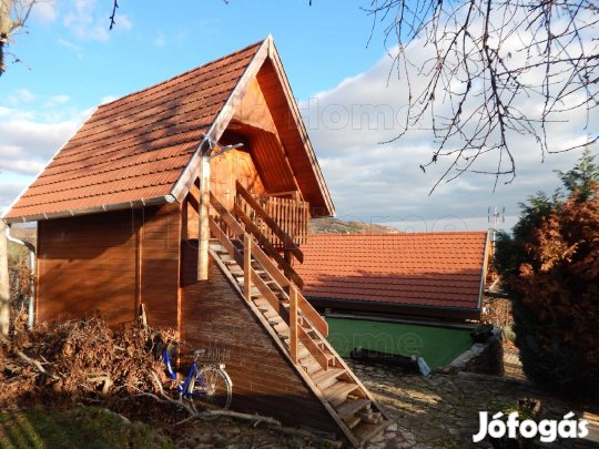 Eladó panorámás nyaralótelek klimatizált faházzal, lakókocsival és